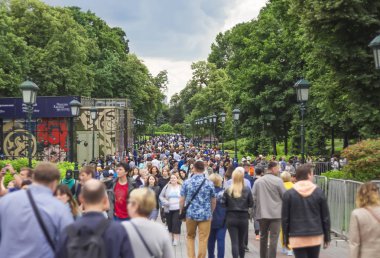 Moskova, Rusya 13 Temmuz 2019: Moskova Kremlin ziyaret biletleri için Alexander bahçesinde turist uzun bir çizgi