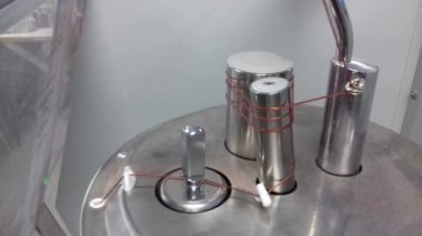 triko üretimi için filament sargı makinesinin bir gerilim mekanizması.