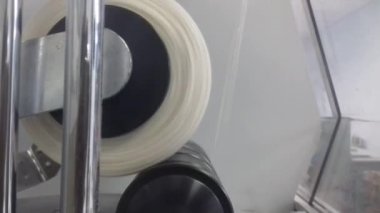 triko yan görünümü üretimi için makinede bobin üzerinde sarma iplik.