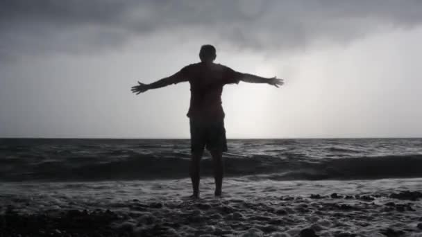 Dorosły Człowiek Podziwia Widok Morze Entuzjastycznie Rozciągając Ramiona Bok — Wideo stockowe
