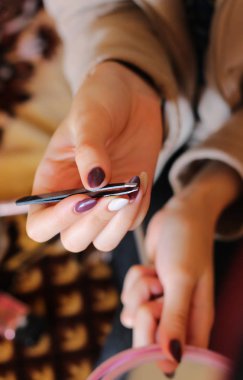 elinde cımbız ve ayna ile genç kadın