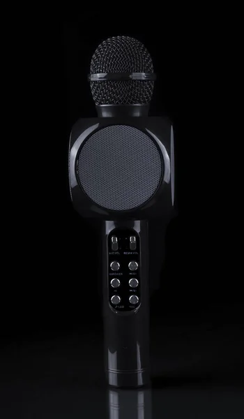 Micrófono de karaoke moderno negro sobre fondo negro — Foto de Stock