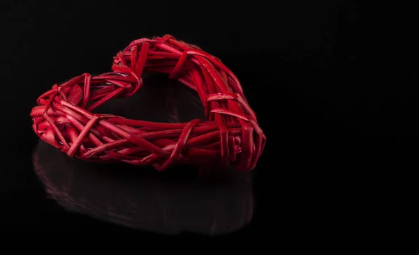 Красное плетеное сердце виноградной лозы на темном фоне Лицензионные Стоковые Изображения