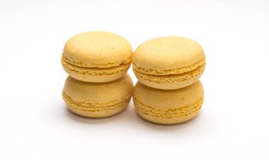 Beyaz izole arkaplanda dört sarı turuncu badem kurabiyesi.