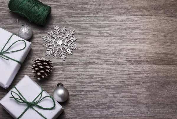 Deux cadeaux enveloppés dans du papier blanc attaché avec une corde verte pour la vue de dessus de Noël avec espace de copie — Photo