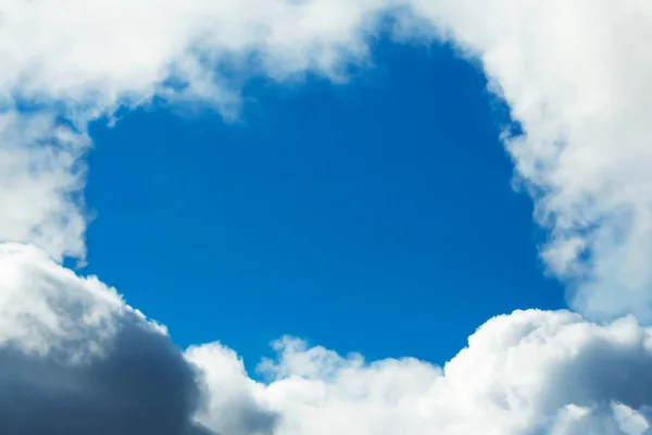 Cielo Azul Peeps Través Las Nubes Una Copia Del Espacio — Foto de Stock