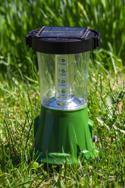 portatif güneş enerjisiyle çalışan el feneri güneşin altında şarj oluyor..