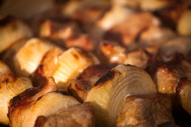 Et gün batımında kömürde kızartılır. Yakın plan..