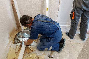 Yapıcı ahşap kesmek için taşınabilir dairesel testere aracı kullanıyor.
