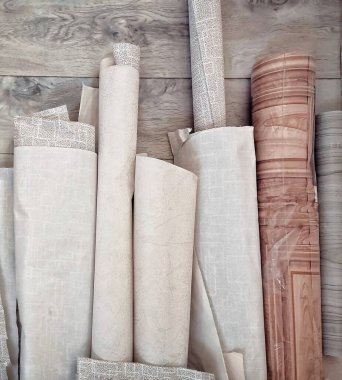 Daire yenileme sırasında duvar kağıdı rulolarının yakın çekim dokusu.