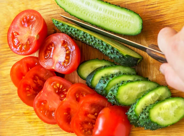 Pepinos Legumes Frescos Tomates Fatiados Fundo Madeira — Fotografia de Stock