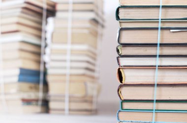 Diğer eski kitapların arka planına karşı bir sürü eski kitap..