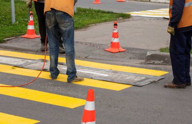 Yolda yeni bir yaya geçidi yapıyorlar..