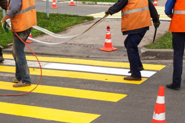Yol işçileri yeni bir yaya geçidi yarattılar. Şatoyu yeni bir yere taşıdılar..