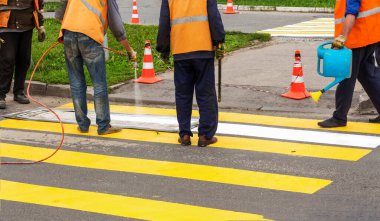 Yolda yeni bir yaya geçidi oluşturma süreci.