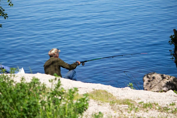 Fiskare Med Spinnspö Stranden Den Blå Floden — Stockfoto