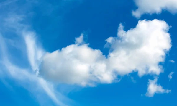 Nubes Blancas Esponjosas Contra Cielo Azul — Foto de Stock