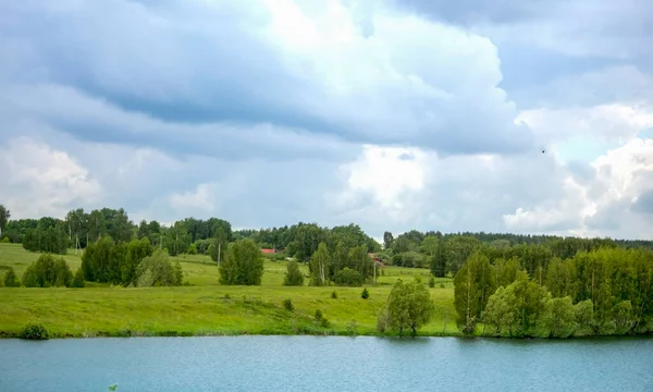 Banque Verte Réservoir Bleu Avec Des Nuages Pluie Dans Ciel — Photo