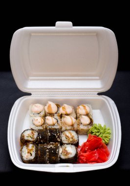 Siyah arka planda beyaz plastik ambalajlı yiyecek teslimatı.