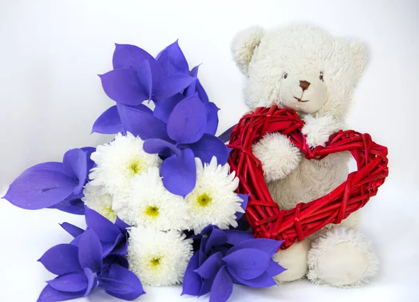 Открытка День Святого Валентина Другой Праздник Медведем Сердцем Букет Цветов — стоковое фото