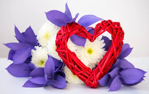 Концепция Дня Святого Валентина Женского Дня Плетеное Сердце Необычным Букетом — стоковое фото