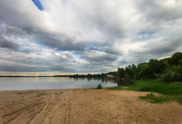 Paysage Estival Avec Rivière Arbres Verts Bord Rivière Ciel Bleu — Photo