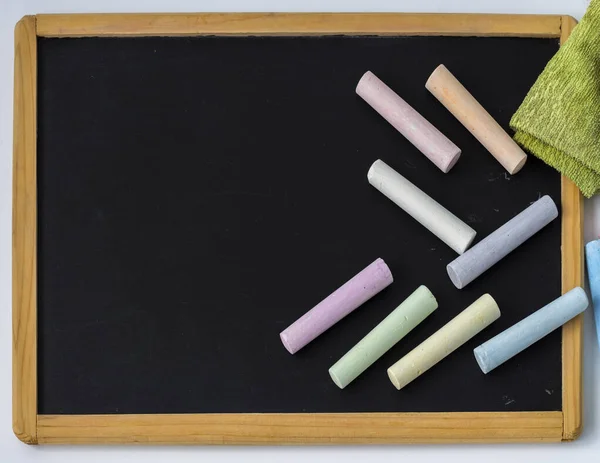 Lápis Coloridos São Colocados Uma Placa Desenho Infantil Preta Com — Fotografia de Stock