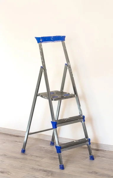 家の中で修理作業用のはしごを作る — ストック写真