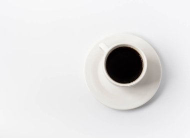 Beyaz fincanda siyah kahve ve beyaz bir arka plan..