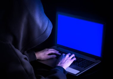Hacker, bilgisayar sistemini aşmaya çalışıyor..