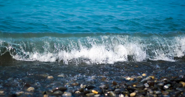 海浪带着卵石破浪而出 — 图库照片