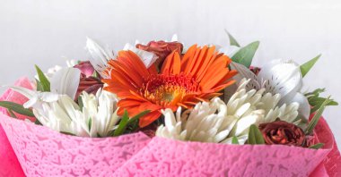 Gerbera çiçekli buket ve beyaz arka planda kasımpatı..