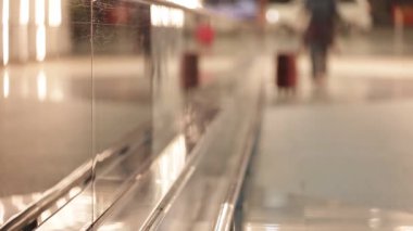 Modern havaalanı terminalinde kadın bacakları bavullarını çekerken şık günlük kıyafetlerini giyip uzaklaşırken. Havaalanına giriyoruz. Bagajlı bacaklar havaalanı terminaline yürüyor..