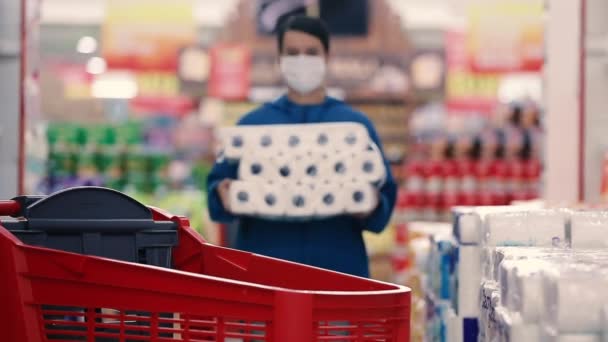 Alarmad kvinna bär medicinsk mask mot coronavirus när hon handlar vävnader eller toalettpapper i butik - hälsa, säkerhet och pandemi - kvinna bär skyddande medicinsk mask från virus — Stockvideo