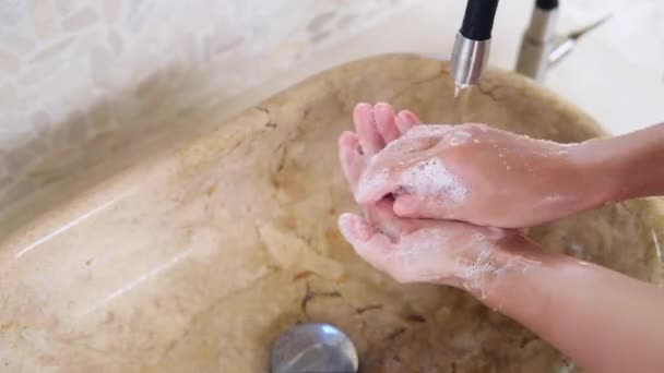 Tvätta händerna med tvål varmt vatten gnugga fingrar ofta. Förebyggande av Coronavirus Covid-19 — Stockvideo