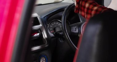 Arabanın içini temizlemek ve dezenfeksiyon sıvısı sıkmak. Eller plastik koruyucu eldivende. Virüs koronası hastalığından korunmak için araba dezenfekte ediliyor.