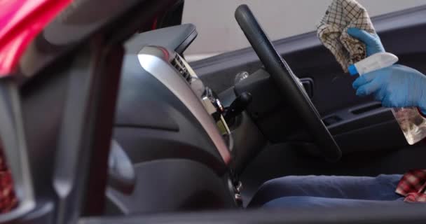 Limpieza interior del coche y pulverización con líquido de desinfección. Manos en el guante protector de goma que desinfecta el vehículo de automóvil dentro para la protección contra la enfermedad de la corona del virus — Vídeos de Stock