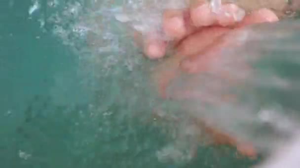 Mujeres pies refrescante y endurecimiento en agua dulce. Sensual womans piernas en agua limpia salpicaduras — Vídeos de Stock