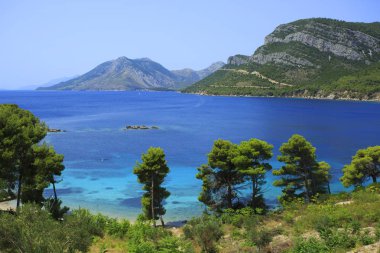Güzel sahil ve Hırvatistan Peljesac Yarımadası mavi deniz