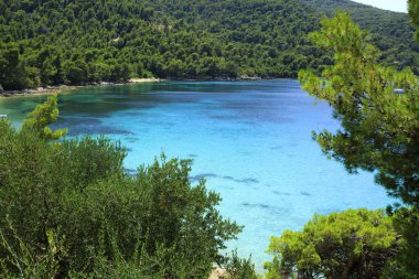 Güzel sahil ve Hırvatistan Peljesac Yarımadası mavi deniz