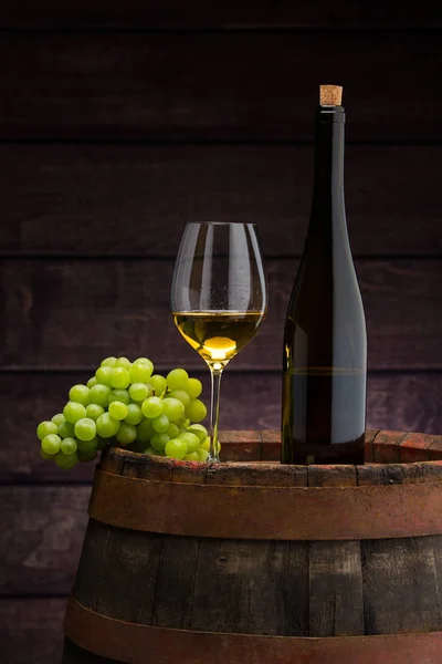 Λευκό κρασί μπουκάλι και γυαλί κρασιού σε Γούντεν βαρέλι — Φωτογραφία Αρχείου