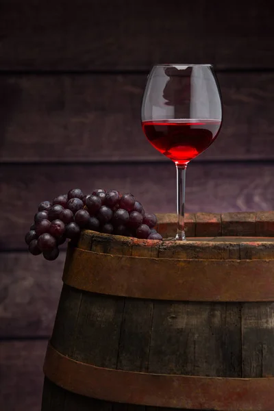 Red wine  glass on wodden barrel — Stock Photo, Image