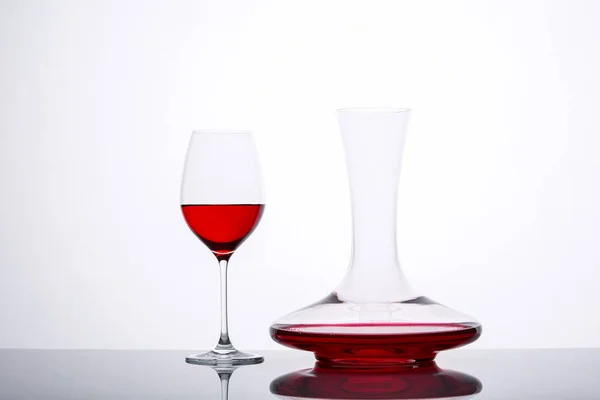 Decantador con vino tinto y copa —  Fotos de Stock