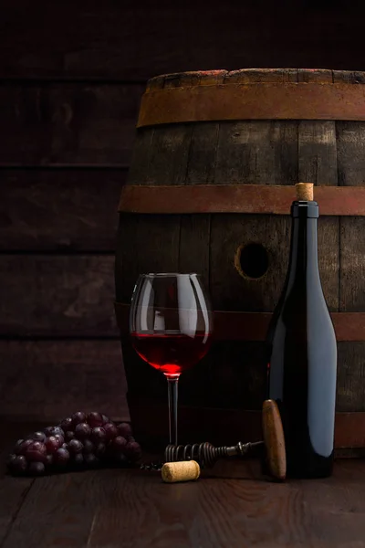 Κόκκινο μπουκάλι κρασί και ποτήρι κρασί σε wodden βαρέλι — Φωτογραφία Αρχείου