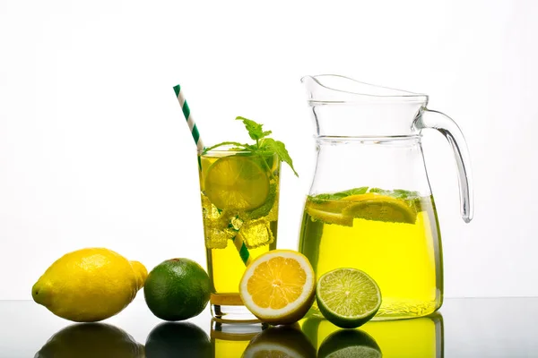 Jarra de limonada con limón — Foto de Stock
