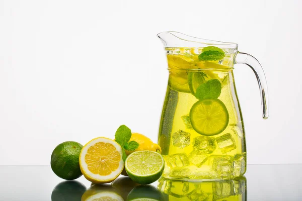 Jarra de limonada con limón — Foto de Stock