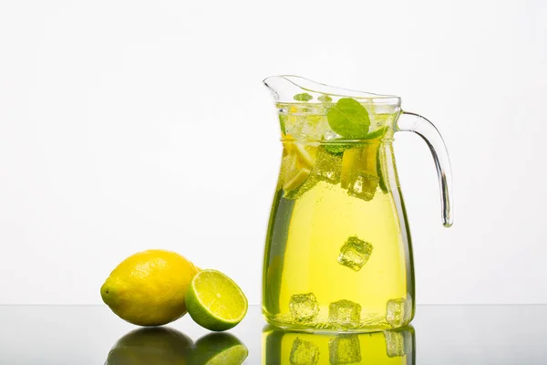 Jarra de limonada con limón — Foto de Stock