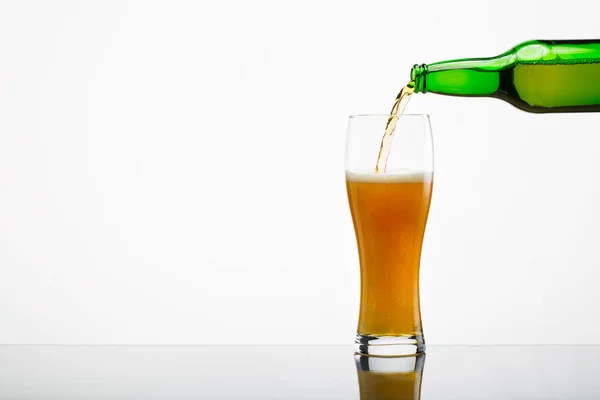 Glas Bier isoliert — Stockfoto