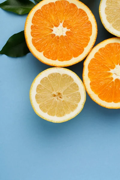 Sinaasappelen Citroen Met Sinaasappelsap Blauwe Achtergrond — Stockfoto