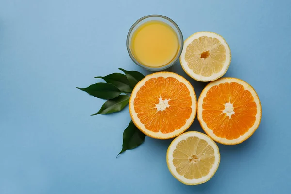 Naranjas Limón Con Zumo Naranja Sobre Fondo Azul — Foto de Stock